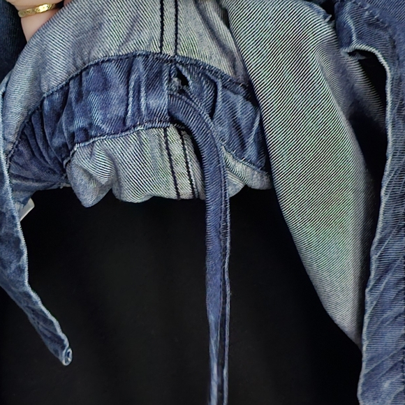 Soft denim Sleeveless button down Blouse - Picture 4 of 10